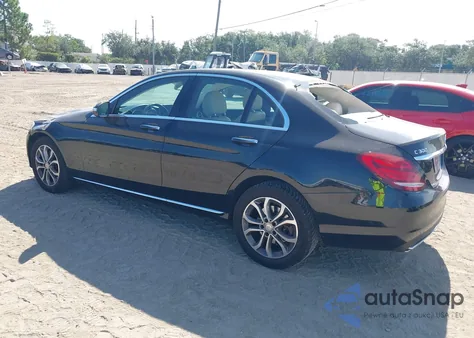 2015 Mercedes-Benz C 300 4Matic из США, поврежденный, VIN 55SWF4KB4FU002888